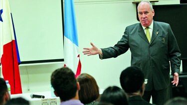 Estudiantes de derecho cuestionan a Ayú Prado