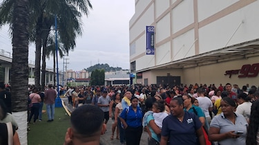 Largas filas y aglomeración en la entrega de tarjetas del PASE-U en Los Andes Mall