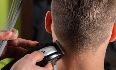 Un hombre va a la peluquería en Francia y sale ‘chamuscado’