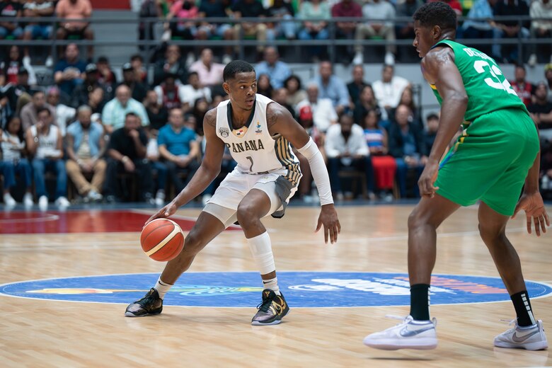 Panamá derrota a Brasil en una noche brillante de Iverson Molinar