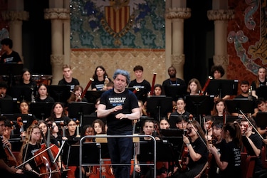 Jóvenes músicos de nueve países ensayan en el Palau de la Música bajo la batuta de Dudamel