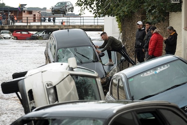 La lluvia arrastra una treintena de vehículos en Girona, España