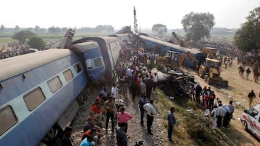 Mueren 115 personas tras descarrilarse un tren en India