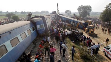 Mueren 115 personas tras descarrilarse un tren en India