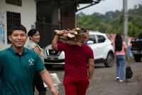 Los pueblos empapados de pobreza que caminan entre montañas ricas en oro y cobre