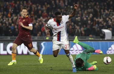 Roma vence al Lyon, pero no le alcanza
