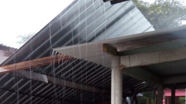 Moradores de Puerto Lindo reportan voladuras de techo en medio de fuerte aguacero