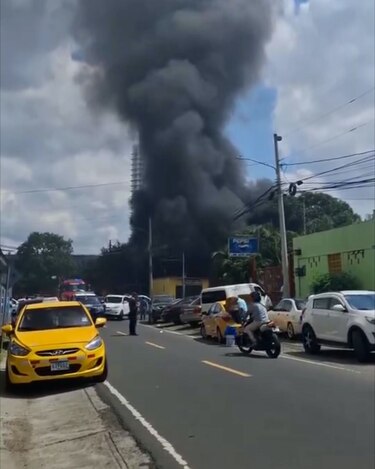 Incendio en taller de mecánica de Parque Lefevre deja cinco vehículos afectados