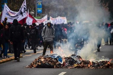Estudiantes chilenos marchan por educación gratis y de calidad