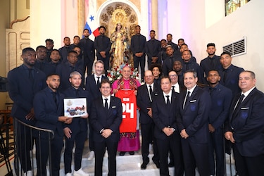 Adalberto Carrasquilla entrega camiseta al arzobispo Ulloa para el papa León XIV