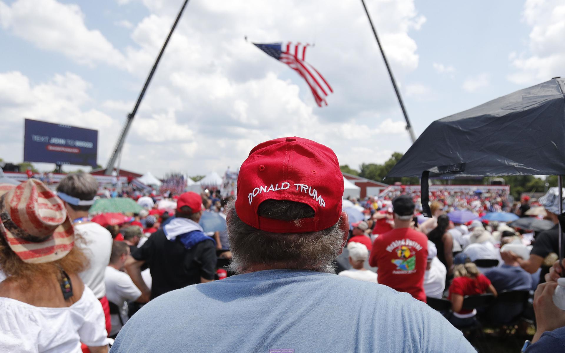 Simpatizantes del expresidente estadounidense Donald Trump se reúnen en un mitin de campaña en Butler, Pensilvania. EFE/EPA