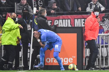 Interrumpen el partido Lyon-Marsella tras un botellazo a Payet