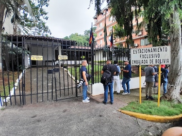 Saúl Méndez saltó la cerca de la embajada de Bolivia para pedir asilo