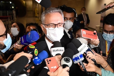 Senadores de Brasil aprueban informe que pide inculpar a Bolsonaro por graves delitos en pandemia