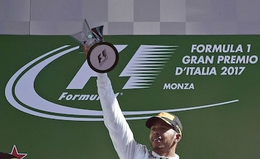 Lewis Hamilton gana en Italia y es nuevo líder