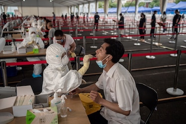 China registra récord de casos en tres meses; América Latina es la región más golpeada por la pandemia