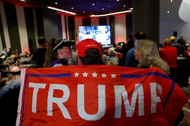 Trump acaricia su retorno a la Casa Blanca; Harris no se rinde