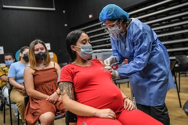 CDC: Vacunar a embarazadas contra la Covid-19 protege a bebés de ser hospitalizados