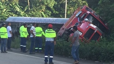Tres heridos tras colisión y vuelco de camión en el corredor de los pobres