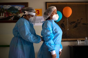 Bukele destaca descenso de casos de la covid-19 en 20 días en El Salvador