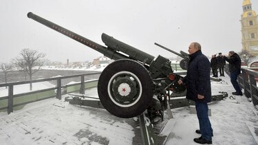 Putin dispara un cañón durante la Navidad rusa