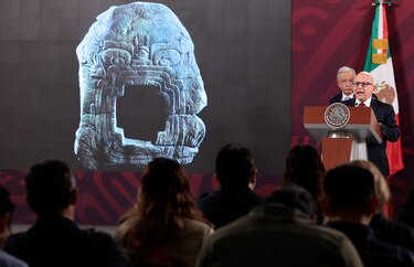 México recupera de Nueva York ‘el monstruo de la tierra’, la pieza olmeca más buscada