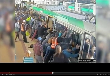 Pasajero atrapado en metro australiano es rescatado por decenas de viajeros