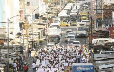 Laboratoristas marcharon para exigir revisión de escala salarial