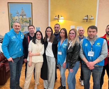 La actriz Angelina Jolie visita ‘por sorpresa’ a desplazados en Ucrania