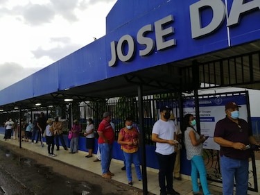 Ya se habilitó el centro de vacunación en el colegio José Daniel Crespo; esperan aplicar unas 5 mil dosis de la vacuna de Astrazeneca