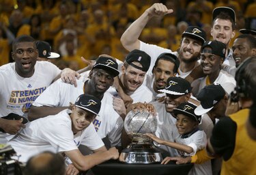 Warriors avanzan a la final de la NBA y enfrentarán a Cavaliers
