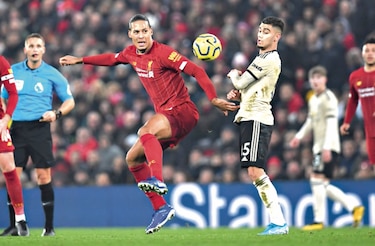 Liverpool gana al United y sigue su marcha imparable 