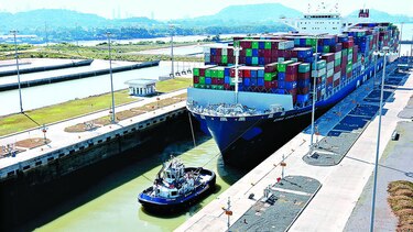 Gigantesco barco por el Canal