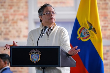 Petro saca del servicio a general por supuesta colocación de sustancias psicoactivas en vehículo oficial en Washington