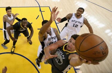 Durant y Thompson guían remontada de los Warriors ante Spurs