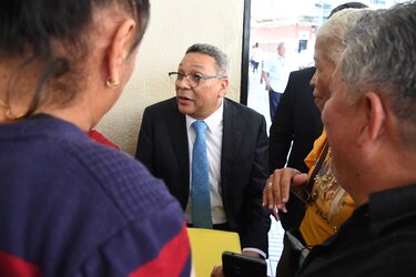 En su primer día como director de la CSS, Dino Mon recorre policlínicas; asegurados exigieron mayor abastecimiento de medicamentos