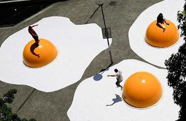 Huevos fritos gigantes para el festival de arte callejero
