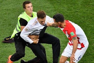 Frente a Putin, grupo opositor invade cancha en la final