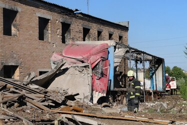 Ucranianos desesperados arriesgan sus vidas bajo las bombas para recibir ayuda alimentaria