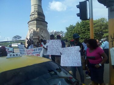 Grupos organizados protestan en la entrada de la ciudad de Colón