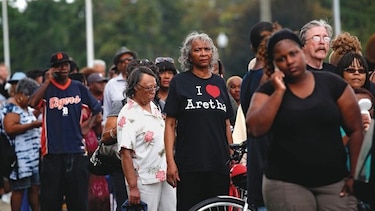 Fanes dan último adiós a Aretha Franklin en velorio