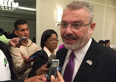 Ministro Henríquez representará a Varela en la investidura de Macri