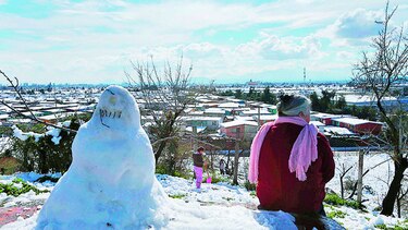 Santiago de Chile se tiñe de blanco por una nevada que deja un muerto