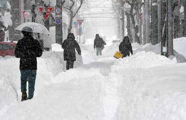 Suben a 35 los muertos por la nieve en Japón, con riesgo de avalanchas por deshielo