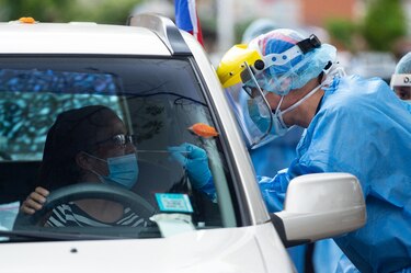 Más de mil casos por día; autoridades descartan nuevos confinamientos