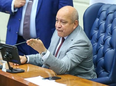 ‘Eso no es cierto’, es la airada respuesta de Crispiano Adames a un periodista que preguntó por el aumento del presupuesto de la Asamblea