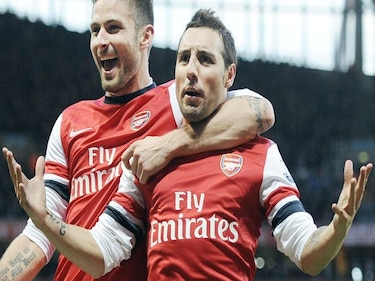 Cazorla mantiene al Arsenal en lo más alto de la Premier League