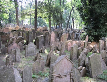Profanan cientos de tumbas en cementerio judío en Francia