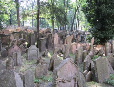 Profanan cientos de tumbas en cementerio judío en Francia