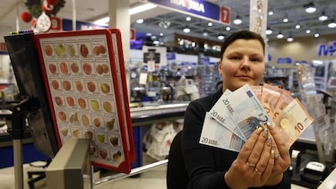 Euro baja tras señales de estímulo en la eurozona